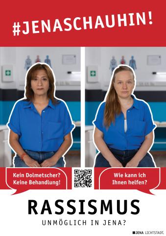 Zwei Frauen sitzen jeweils in einer Arzt-Praxis. Eine Frau wird gefragt: "Wie kann ich Ihnen helfen?" Der anderen Frau wird gesagt: "Kein Dolmetscher? Keine Behandlung!" Das Bild enthält auch den Hashtag-Claim #JenaSchauHin und den Text: Rassismus. Unmöglich in Jena?