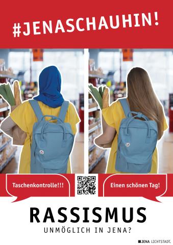 Zwei Frauen sind jeweils beim Einkauf zu sehen. Einer Frau wird gewünscht: "Einen schönen Tag!". Die andere Frau wird aufgefordert: "Taschenkontrolle!!!". Das Bild enthält auch den Hashtag-Claim #JenaSchauHin und den Text: Rassismus. Unmöglich in Jena?