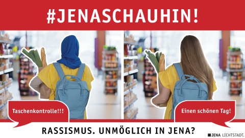Zwei Frauen sind jeweils beim Einkauf zu sehen. Einer Frau wird gewünscht: "Einen schönen Tag!". Die andere Frau wird aufgefordert: "Taschenkontrolle!!!". Das Bild enthält auch den Hashtag-Claim #JenaSchauHin und den Text: Rassismus. Unmöglich in Jena?
