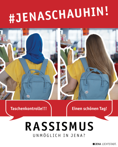 Zwei Frauen sind jeweils beim Einkauf zu sehen. Einer Frau wird gewünscht: "Einen schönen Tag!" Die andere Frau wird aufgefordert: "Taschenkontrolle!!!" Das Bild enthält auch den Hashtag-Claim #JenaSchauHin und den Text: Rassismus. Unmöglich in Jena?