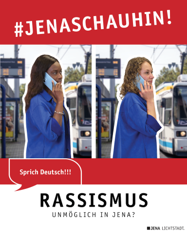 Zwei Frauen telefonieren jeweils an der Straßenbahnhaltestelle. Das Telefonat einer Frau wird nicht kommentiert. Die andere Frau wird aufgefordert: "Sprich Deutsch!!!" Das Bild enthält auch den Hashtag-Claim #JenaSchauHin und den Text: Rassismus. Unmöglich in Jena?" 