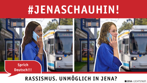 Zwei Frauen telefonieren jeweils an der Straßenbahnhaltestelle. Das Telefonat einer Frau wird nicht kommentiert. Die andere Frau wird aufgefordert: "Sprich Deutsch!!!" Das Bild enthält auch den Hashtag-Claim #JenaSchauHin und den Text: Rassismus. Unmöglich in Jena?