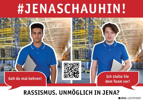 Zwei Männer stehen jeweils mit Laptop unter dem Arm in einer Werkhalle. Einem Mann wird gesagt: "Ich stelle Sie dem Team vor!" Der andere Mann wird aufgefordert: "Geh du mal kehren!" Das Bild enthält auch den Hashtag-Claim #JenaSchauHin und den Text: Rassismus. Unmöglich in Jena?