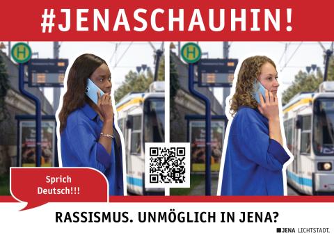 Zwei Frauen telefonieren jeweils an der Straßenbahnhaltestelle. Das Telefonat einer Frau wird nicht kommentiert. Die andere Frau wird aufgefordert: "Sprich Deutsch!!!" Das Bild enthält auch den Hashtag-Claim #JenaSchauHin und den Text: Rassismus. Unmöglich in Jena?