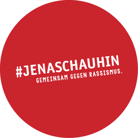 Auf rotem Hintergrund steht in weißer Schrift: #JENASCHAUHIN Gemeinsam gegen Rassismus.